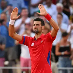Novak Djoković pozdrawia publiczność po zdobyciu wta 1000 punktów.