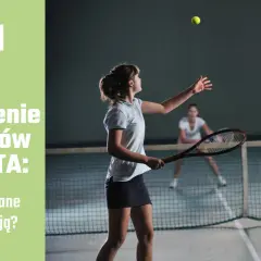Dziewczyna serwuje piłkę tenisową, przygotowując się do zdobycia punktów WTA. Obok logo Akademii Tenisa Prince.