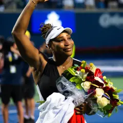 Serena Williams, jedna z legendarnych sióstr Williams, odbiera bukiet kwiatów po meczu.