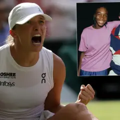 Iga Świątek świętuje zwycięstwo, a obok niej w ramce zdjęcie młodej Venus Williams i jej trenera.