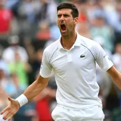 Emocjonalny tenisista Djokovic krzyczy z kortu, świętując zwycięstwo.