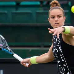 Maria Sakkari w akcji, uderza piłkę rakietą. Skupiona na grze, gotowa do zwycięstwa.