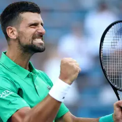 Novak Djoković, tenisista z największą liczbą zwycięstw w wielkim szlemie wśród mężczyzn, świętuje triumf.