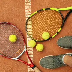 Dwie rakiety tenisowe i piłki na korcie. Czas na super tie break!