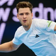Hubert Hurkacz, tenisista, który w rankingu ATP pnie się coraz wyżej, w akcji na korcie.