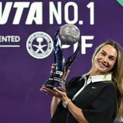 Uśmiechnięta tenisistka z pucharem po wygranym turnieju WTA.