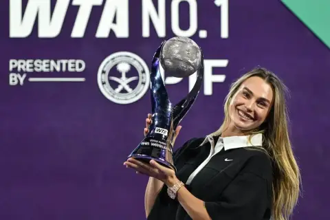 Uśmiechnięta tenisistka z pucharem po wygranym turnieju WTA.