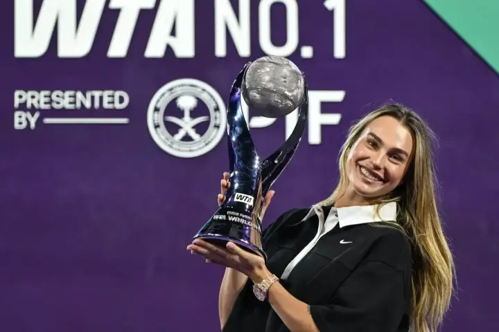 Uśmiechnięta tenisistka z pucharem po wygranym turnieju WTA.