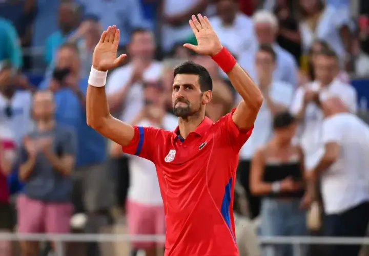 Novak Djoković pozdrawia publiczność po zdobyciu wta 1000 punktów.