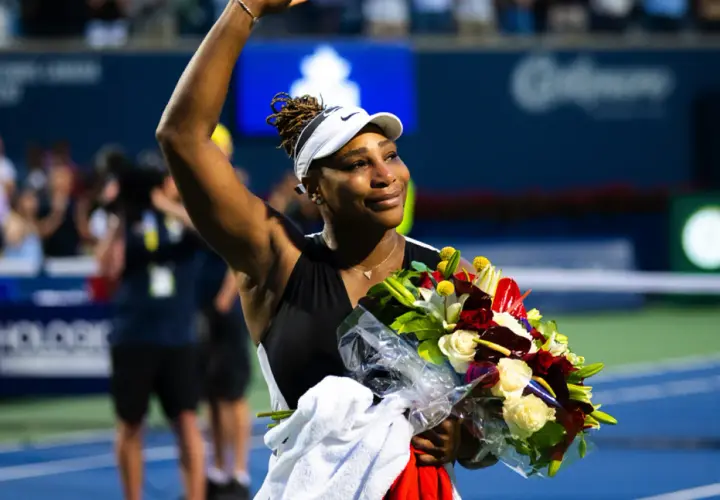 Serena Williams, jedna z legendarnych sióstr Williams, odbiera bukiet kwiatów po meczu.