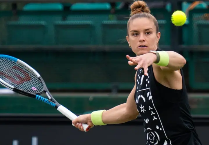 Maria Sakkari w akcji, uderza piłkę rakietą. Skupiona na grze, gotowa do zwycięstwa.
