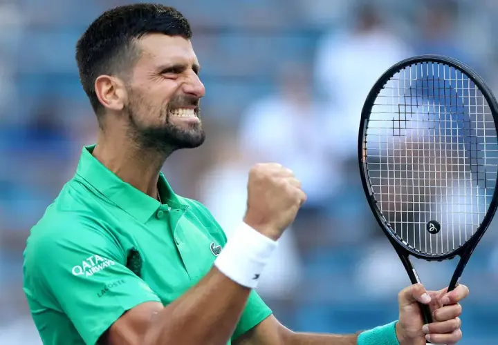 Novak Djoković, tenisista z największą liczbą zwycięstw w wielkim szlemie wśród mężczyzn, świętuje triumf.