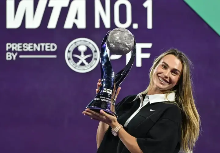 Uśmiechnięta tenisistka z pucharem po wygranym turnieju WTA.