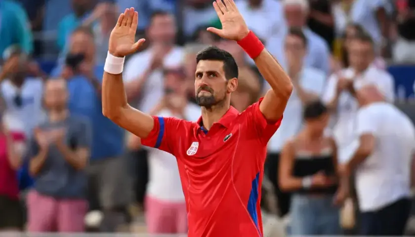 Novak Djoković pozdrawia publiczność po zdobyciu wta 1000 punktów.