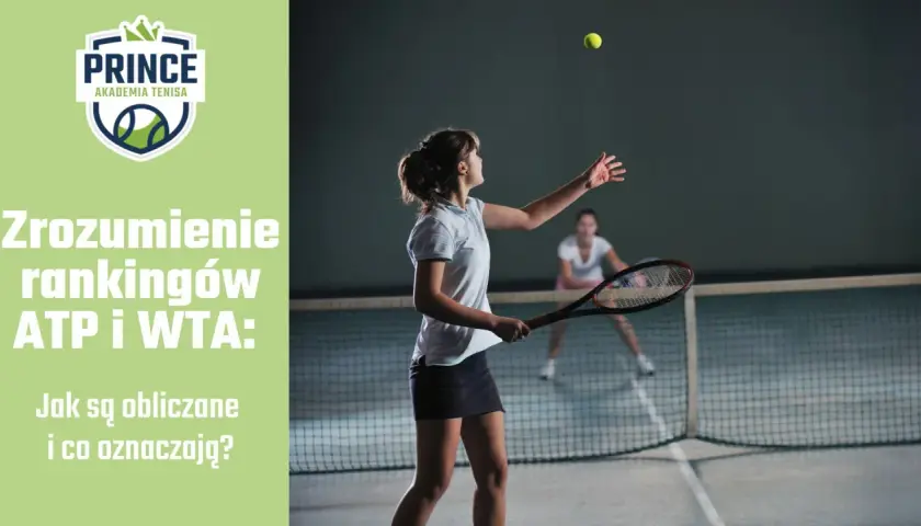 Dziewczyna serwuje piłkę tenisową, przygotowując się do zdobycia punktów WTA. Obok logo Akademii Tenisa Prince.