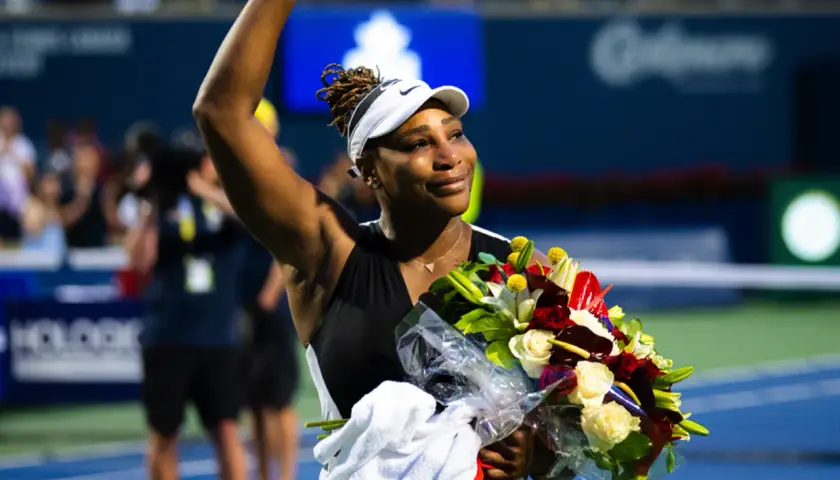 Serena Williams, jedna z legendarnych sióstr Williams, odbiera bukiet kwiatów po meczu.