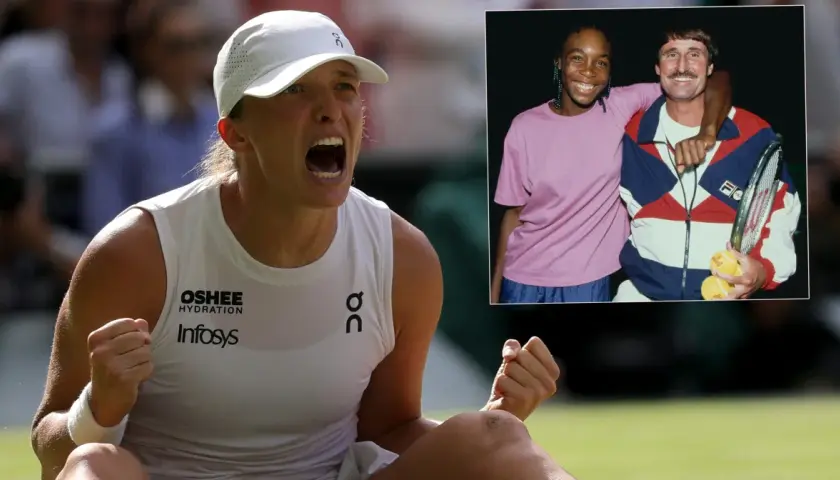 Iga Świątek świętuje zwycięstwo, a obok niej w ramce zdjęcie młodej Venus Williams i jej trenera.