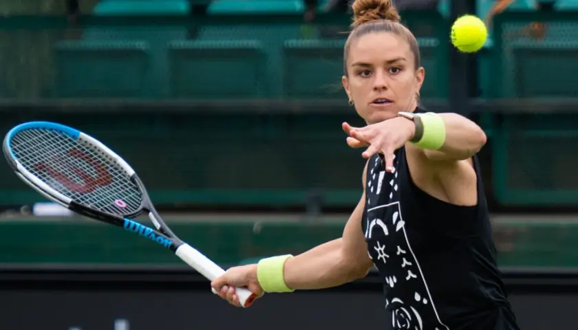 Maria Sakkari w akcji, uderza piłkę rakietą. Skupiona na grze, gotowa do zwycięstwa.