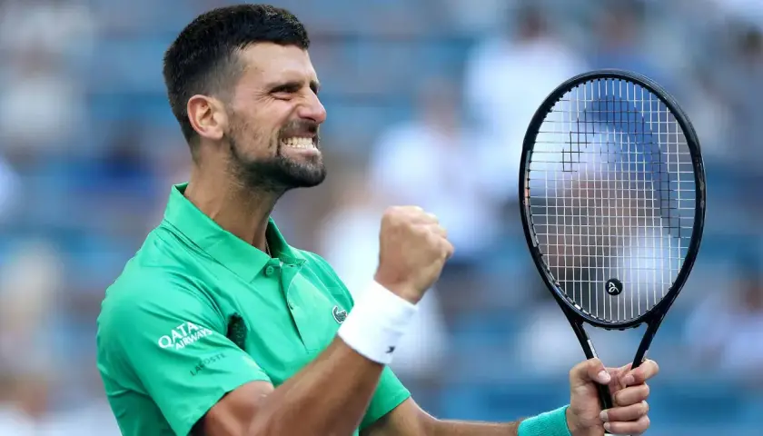 Novak Djoković, tenisista z największą liczbą zwycięstw w wielkim szlemie wśród mężczyzn, świętuje triumf.