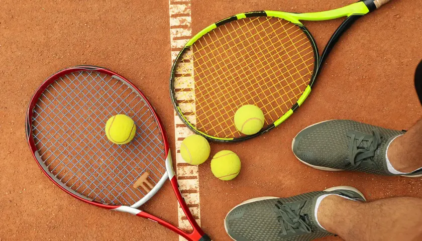 Dwie rakiety tenisowe i piłki na korcie. Czas na super tie break!
