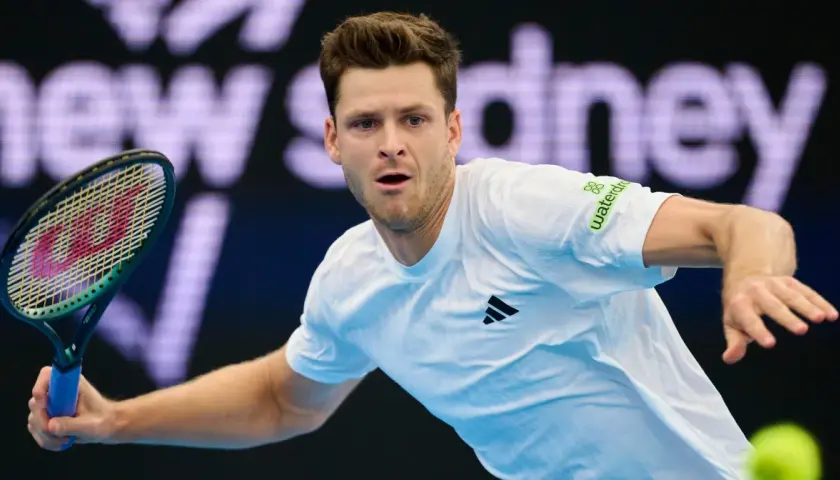 Hubert Hurkacz, tenisista, który w rankingu ATP pnie się coraz wyżej, w akcji na korcie.