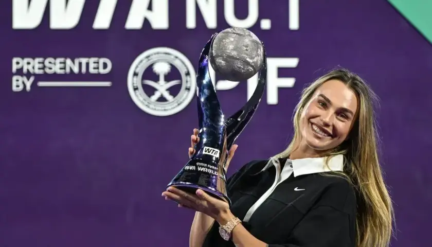Uśmiechnięta tenisistka z pucharem po wygranym turnieju WTA.