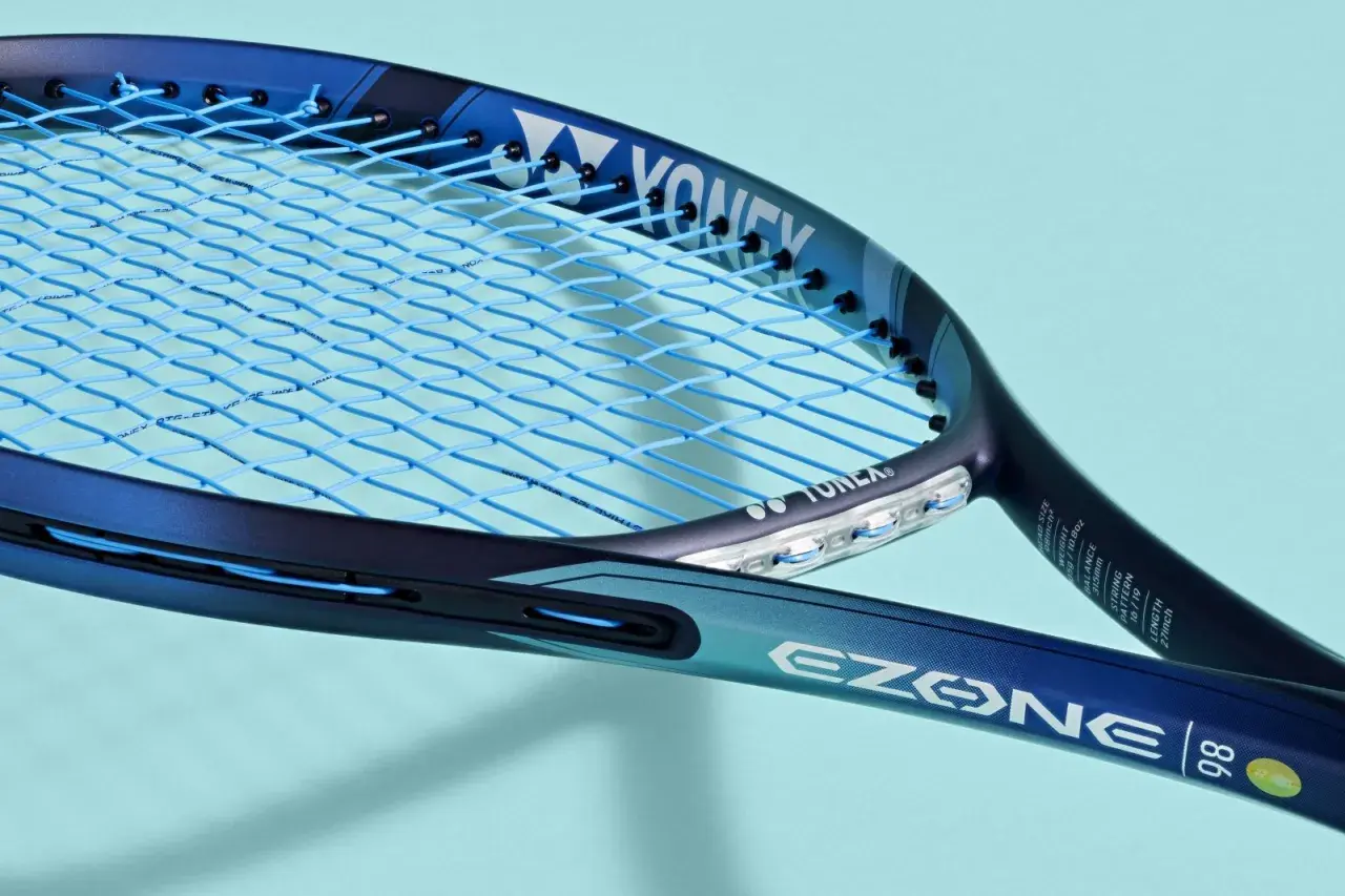 Niebieska rakieta tenisowa Yonex EZONE 98 z niebieskimi naciągami. Yonex to znana firma produkująca sprzęt sportowy.