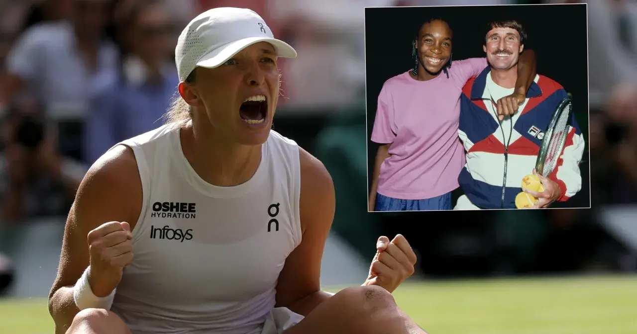 Iga Świątek świętuje zwycięstwo, a obok niej w ramce zdjęcie młodej Venus Williams i jej trenera.
