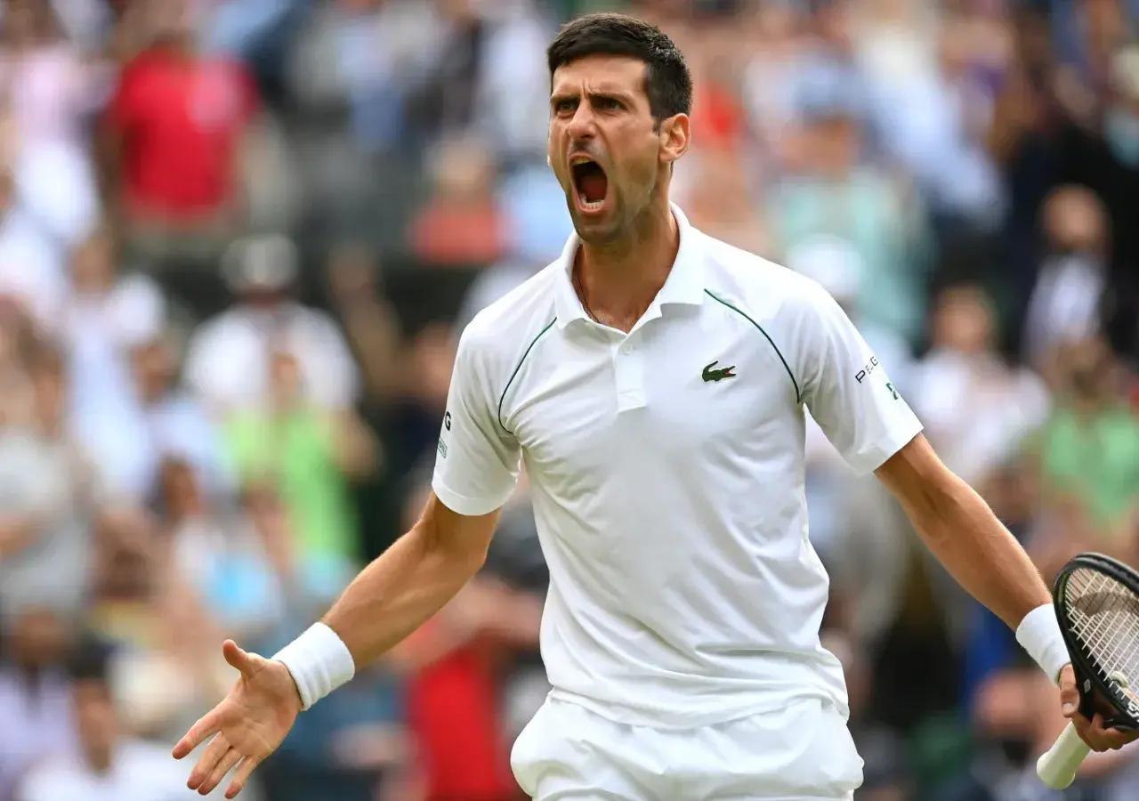 Emocjonalny tenisista Djokovic krzyczy z kortu, świętując zwycięstwo.