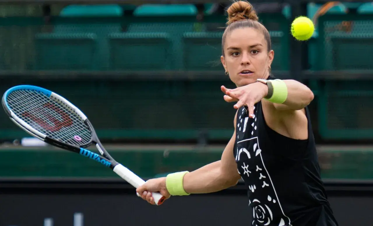Maria Sakkari w akcji, uderza piłkę rakietą. Skupiona na grze, gotowa do zwycięstwa.