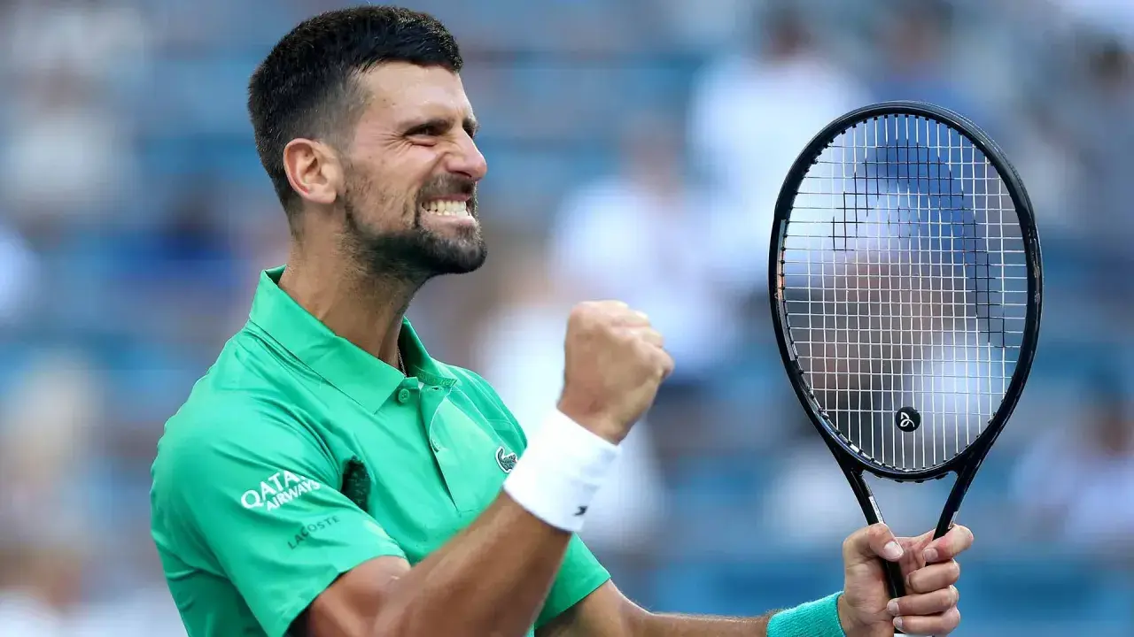 Novak Djoković, tenisista z największą liczbą zwycięstw w wielkim szlemie wśród mężczyzn, świętuje triumf.