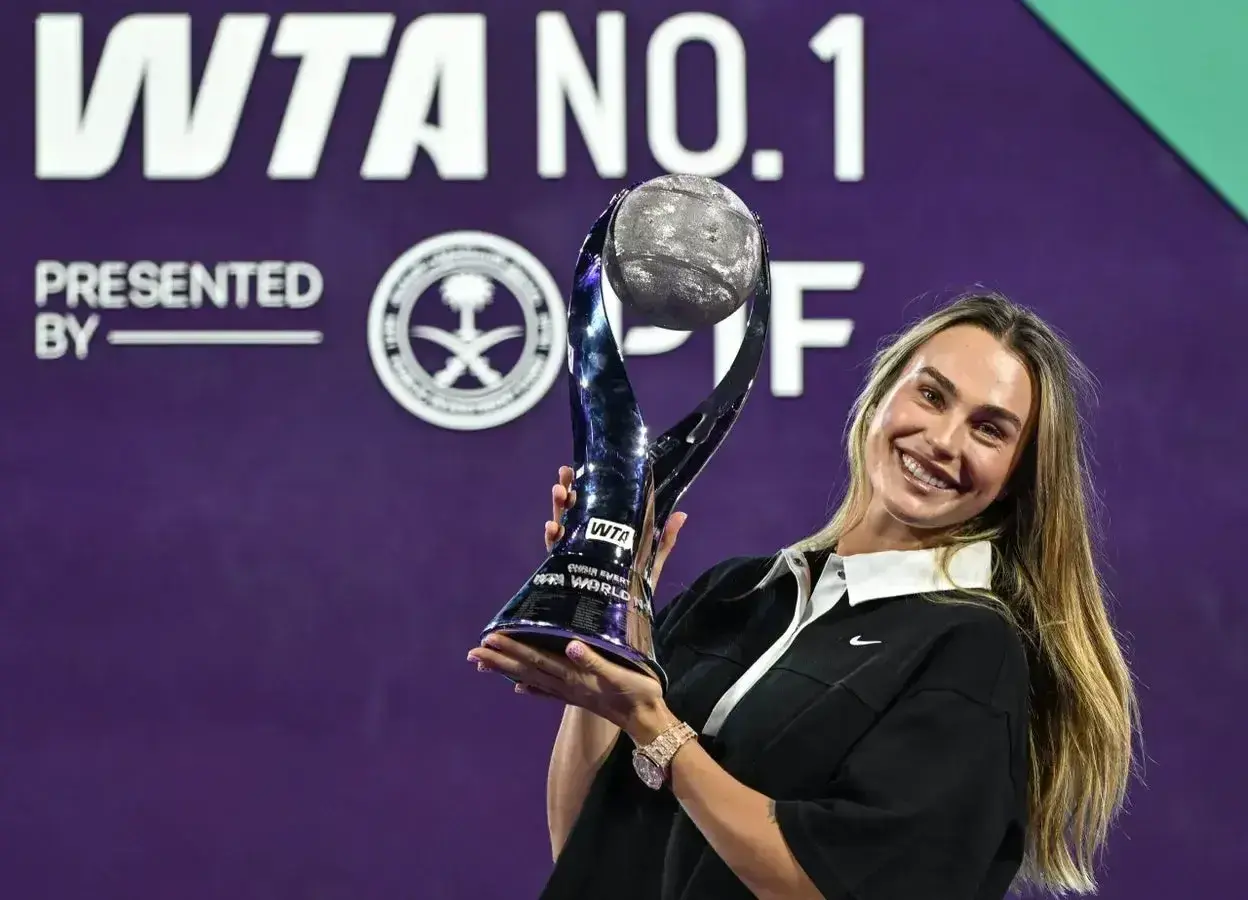 Uśmiechnięta tenisistka z pucharem po wygranym turnieju WTA.