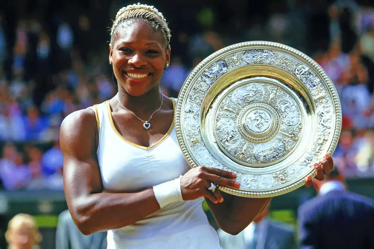 Uśmiechnięta Serena Williams z pucharem Wimbledonu. Jej triumfy w wielkim szlemie to inspiracja dla wielu.