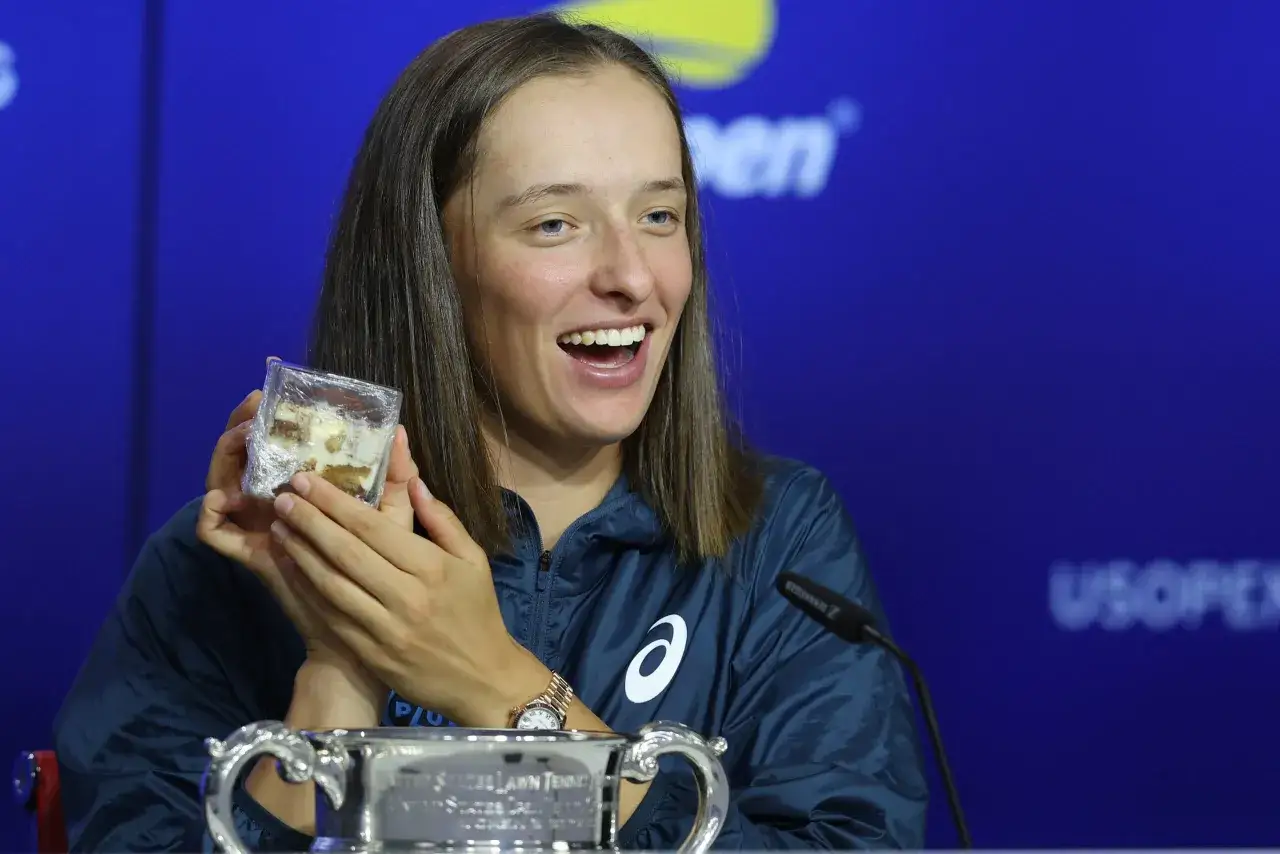 Iga Świątek, zwyciężczyni US Open, trzyma deser w szklance. Obok niej puchar.