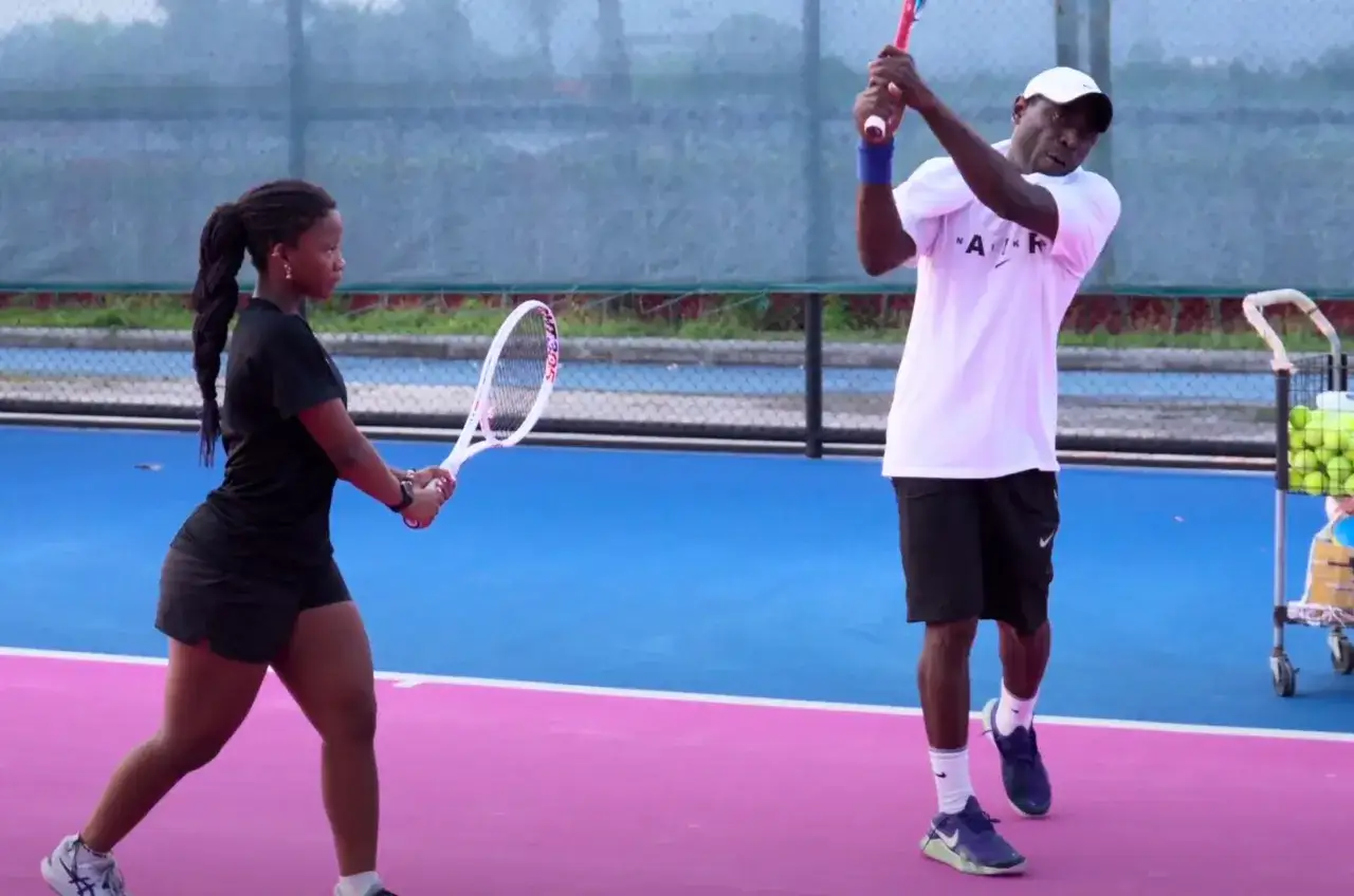 Coco Gauff i jej trener na korcie tenisowym.
