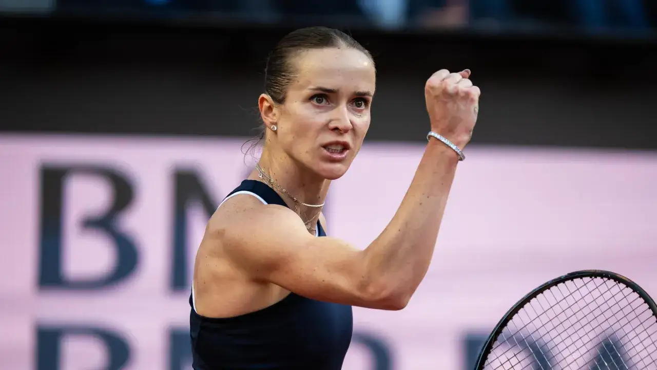 Tenisistka zaciśniętą pięścią świętuje zdobycie punktów WTA 1000.