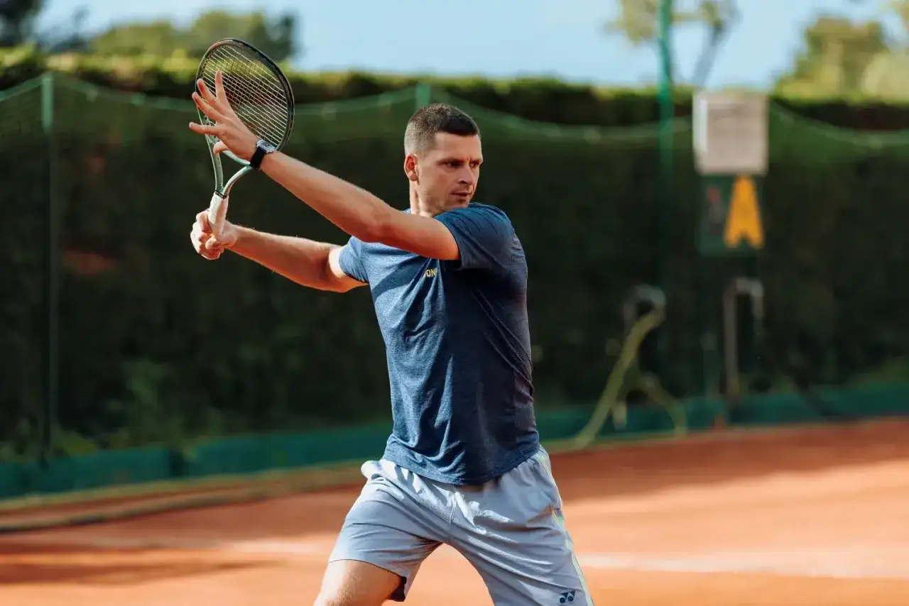 Hubert Hurkacz, który w rankingu ATP pnie się coraz wyżej, trenuje na korcie ziemnym, przygotowując się do kolejnych wyzwań.