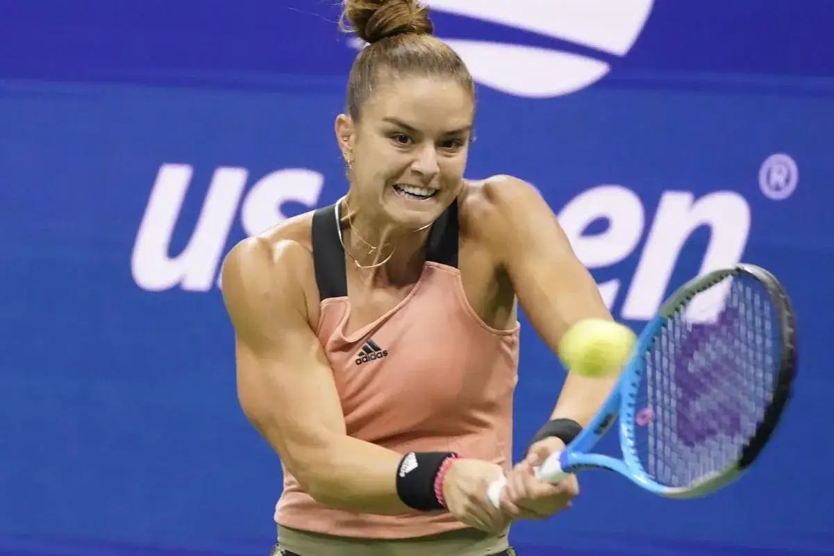 Maria Sakkari z determinacją uderza piłkę podczas meczu US Open.