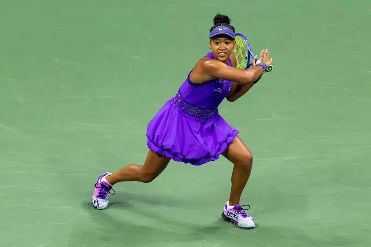 Naomi Osaka, jedna z najlepszych amerykańskich tenisistek, w akcji na korcie.