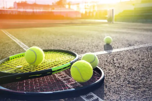 Tenis ziemny dla początkujących: zasady i tajniki gry na korcie